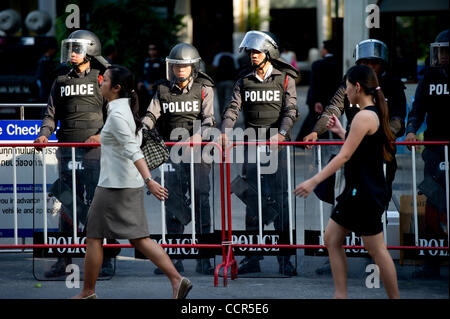 Thai polizia guardia di fronte Dusit hotel in Silom District a Bangkok. Le forze di sicurezza sono state distribuite al blocco Camicie Rosse manifestanti di avanzare nella capitale finanziaria del mozzo. Camicie Rosse, noto anche come fronte unito della democrazia contro la dittatura (UDD), i sostenitori di banditi P Foto Stock