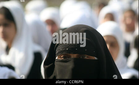 Mar 08, 2010 - Srinagar Kashmir, India - Kashmir studenti musulmani ragazze prendere parte durante il giorno della madre in Srinagar ,la capitale estiva del Kashmir indiano. In venti anni di conflitto in indiano Kashmir amministrato, vi sono state molte accuse di stupri e molestations particolarmente contro il Ind Foto Stock