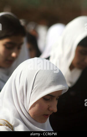 Mar 08, 2010 - Srinagar Kashmir, India - Kashmir studenti musulmani ragazze prendere parte durante il giorno della madre in Srinagar ,la capitale estiva del Kashmir indiano. In venti anni di conflitto in indiano Kashmir amministrato, vi sono state molte accuse di stupri e molestations particolarmente contro il Ind Foto Stock