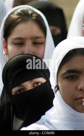 Mar 08, 2010 - Srinagar Kashmir, India - Kashmir studenti musulmani prendere parte durante il giorno della madre in Srinagar ,la capitale estiva del Kashmir indiano. In venti anni di conflitto in indiano Kashmir amministrato, vi sono state molte accuse di stupri e molestations particolarmente contro l'Indiano t Foto Stock