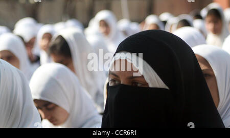 Mar 08, 2010 - Srinagar Kashmir, India - Kashmir studenti musulmani prendere parte durante il giorno della madre in Srinagar ,la capitale estiva del Kashmir indiano. In venti anni di conflitto in indiano Kashmir amministrato, vi sono state molte accuse di stupri e molestations particolarmente contro l'Indiano t Foto Stock