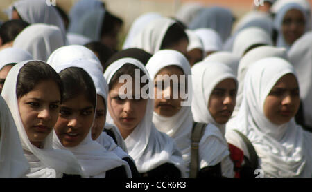 Mar 08, 2010 - Srinagar Kashmir, India - Kashmir studenti musulmani prendere parte durante il giorno della madre in Srinagar ,la capitale estiva del Kashmir indiano. In venti anni di conflitto in indiano Kashmir amministrato, vi sono state molte accuse di stupri e molestations particolarmente contro l'Indiano t Foto Stock