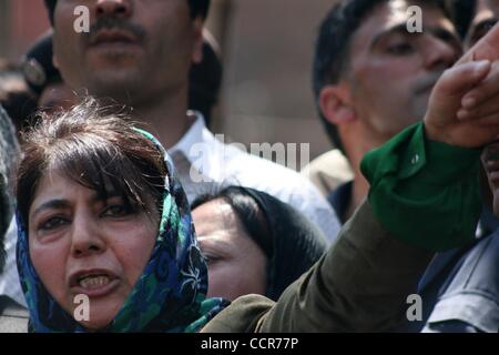 Apr 26, 2010 - Srinagar Kashmir, India - MEHBOOBA MUFTI, il presidente del principale partito di opposizione (PDP) Partito democratico del Popolo, conduce una marcia di protesta. Il mufti e il suo partito activitists sono state dimostrando per la risoluzione finale della questione del Kashmir e revoca delle forze armate poteri speciali atto Foto Stock