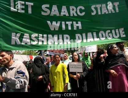 Apr 26, 2010 - Srinagar Kashmir, India - Attivisti del principale partito di opposizione, (PDP) Partito democratico del popolo di partecipare in una marcia di protesta. Parte activitists sono state dimostrando per la risoluzione finale della questione del Kashmir e revoca delle forze armate poteri speciali Act (AFSPA). (Credito Imag Foto Stock