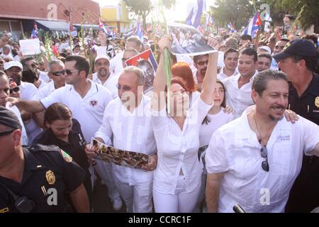 Mar 26, 2010 - Miami, Florida, Stati Uniti - Cantante GLORIA ESTEFAN detiene una fotografia di Cuba il Las Damas de Blanco, "Donne in bianco", come lei marche in loro favore in Little Havana. Gli uomini e le donne si è rivelato in bianco a marzo per il "Donne in bianco" che erano stati attaccati dal governo sicurezza quando il Foto Stock