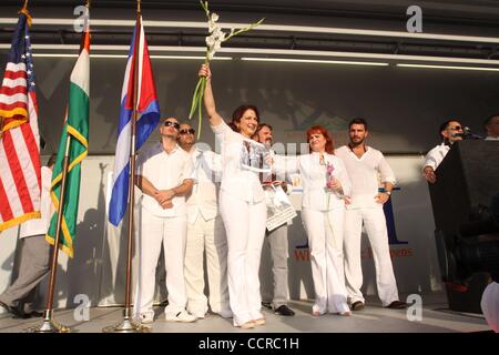 Mar 26, 2010 - Miami, Florida, Stati Uniti d'America - cantante GLORIA ESTEFAN detiene una fotografia di Cuba il Las Damas de Blanco, Donne in bianco, come ella marche in loro favore in Little Havana. A Cuba la settimana scorsa, le donne in bianco sono stati attaccati dalle forze di sicurezza governative durante una tranquilla marzo a l'Avana. (Cre Foto Stock