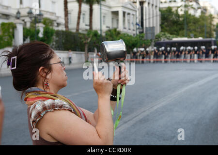 12 maggio 2010 - Athens, Grecia - uno più dimostrativo della Confederazione Generale del Lavoro e i funzionari pubblici contro le misure di austerità, FMI e Unione europea nel centro di Atene. (Credito Immagine: © Aristidis Vafeiadakis/ZUMApress.com) Foto Stock