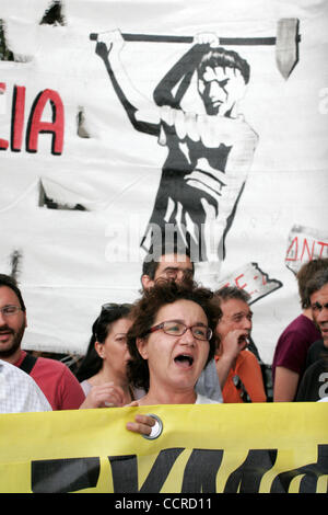 12 maggio 2010 - Athens, Grecia - uno più dimostrativo della Confederazione Generale del Lavoro e i funzionari pubblici contro le misure di austerità, FMI e Unione europea nel centro di Atene. (Credito Immagine: © Aristidis Vafeiadakis/ZUMApress.com) Foto Stock