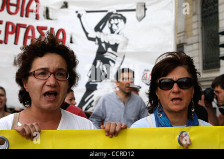 12 maggio 2010 - Athens, Grecia - uno più dimostrativo della Confederazione Generale del Lavoro e i funzionari pubblici contro le misure di austerità, FMI e Unione europea nel centro di Atene. (Credito Immagine: © Aristidis Vafeiadakis/ZUMApress.com) Foto Stock