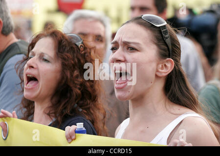 12 maggio 2010 - Athens, Grecia - uno più dimostrativo della Confederazione Generale del Lavoro e i funzionari pubblici contro le misure di austerità, FMI e Unione europea nel centro di Atene. (Credito Immagine: © Aristidis Vafeiadakis/ZUMApress.com) Foto Stock