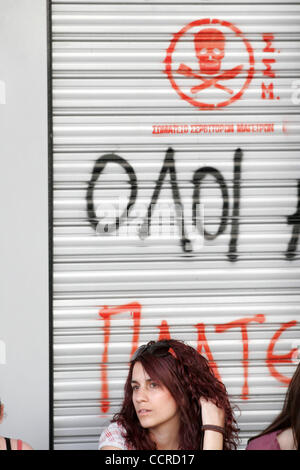 12 maggio 2010 - Athens, Grecia - uno più dimostrativo della Confederazione Generale del Lavoro e i funzionari pubblici contro le misure di austerità, FMI e Unione europea nel centro di Atene. (Credito Immagine: © Aristidis Vafeiadakis/ZUMApress.com) Foto Stock