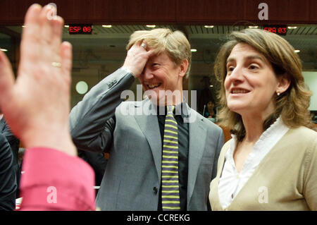 Ministro dell'ambiente svedese Andreas Carlgren (L) e il Segretario di Stato spagnolo per il cambiamento climatico Teresa Ribera prerior ad un ambiente europeo del Consiglio dei ministri a Bruxelles in Belgio il 2010-03-15 Â© di Wiktor Dabkowski Foto Stock