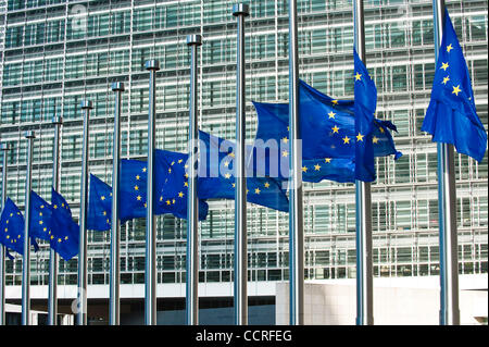 Bandiera dell'UE di fronte alla sede centrale della Commissione europea di Bruxelles in Belgio su 2009-10-10 abbassata a metà montante come segno di lutto dopo la morte del presidente polacco Lech Kaczynski. Presidente Kaczynski e decine di altri leader politici muore in un incidente aereo in Russia. Â© di Wiktor Dabko Foto Stock