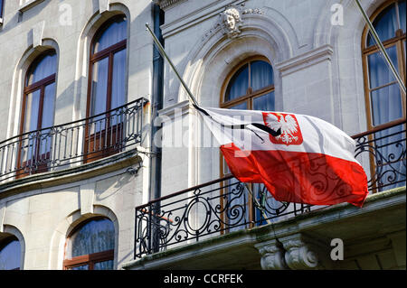 Bandiera polacca di fronte al ambasy a Bruxelles in Belgio su 2009-10-10 abbassata a metà montante come segno di lutto dopo la morte del presidente polacco Lech Kaczynski. Presidente Kaczynski e decine di altri leader politici muore in un incidente aereo in Russia. Â© di Wiktor Dabkowski Foto Stock