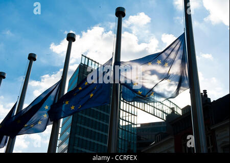 Bandiera dell'UE di fronte alla sede centrale della Commissione europea di Bruxelles in Belgio su 2009-10-10 abbassata a metà montante come segno di lutto dopo la morte del presidente polacco Lech Kaczynski. Presidente Kaczynski e decine di altri leader politici muore in un incidente aereo in Russia. Â© di Wiktor Dabko Foto Stock