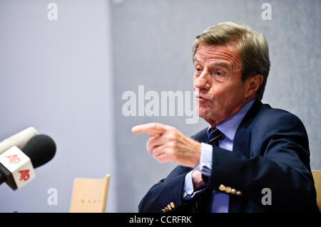 Il Ministro degli esteri francese Bernard Kouchner parla ai media durante il Consiglio Affari Esteri UE a Lussemburgo il 2009-10-26 Â© di Wiktor Dabkowski Foto Stock