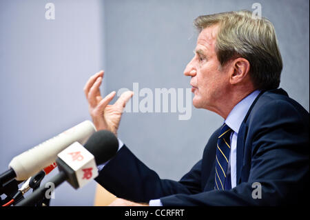 Il Ministro degli esteri francese Bernard Kouchner parla ai media durante il Consiglio Affari Esteri UE a Lussemburgo il 2009-10-26 Â© di Wiktor Dabkowski Foto Stock