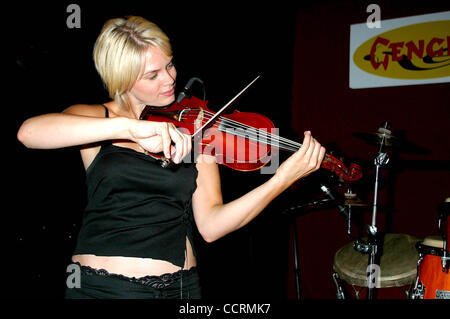 Il 7 ottobre 2003 - Hollywood, California, Stati Uniti - Mi7928CHW.JULIE NAGLE IN CONCERTO .GENGIS COHEN night club , Hollywood, CA .10/06/2003 . / / 2003.JULIE NAGLE(Immagine di credito: Â© Clinton Wallace/Globe foto/ZUMAPRESS.com) Foto Stock