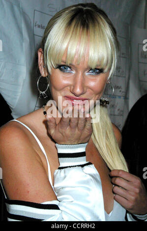 28 ottobre 2003 - Hollywood, California, Stati Uniti - Mi8117CHW .SHERI BODELL DELLA PRIMAVERA 2004 collezione fashion .A SMASHBOX studios di Hollywood Culver, CA .10/28/2003. / / 2003.KIMBERLY STEWART(Immagine di credito: Â© Clinton Wallace/Globe foto/ZUMAPRESS.com) Foto Stock