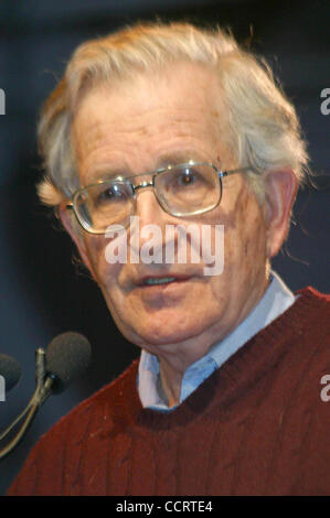 Aprile 6, 2003 - Hollywood, California, Stati Uniti - Mi7460CHW.UFFICIO DELL'AMERICA'S HOST: Mondo famoso storico/linguista Noam Chomsky dà una lezione A LOS ANGELES.CULVER Hollywood, CA.13/04/2003. / / 2003.Noam Chomsky(Immagine di credito: Â© Clinton Wallace/Globe foto/ZUMAPRESS.com) Foto Stock