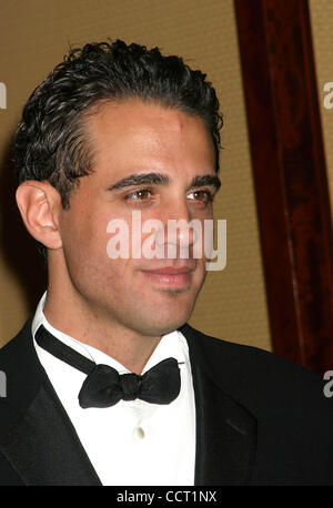 Febbraio 21, 2004 - Hollywood, California, Stati Uniti - K35577EG.56TH Annuale Writers Guild AWARDS presso il Century Plaza Hotel, secolo Hollywood, California.02/21/04 . /E.G.I./ 2004.BOBBY CANNAVALE.(Immagine di credito: © Ed Geller/Globe foto/ZUMAPRESS.com) Foto Stock