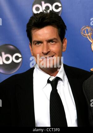 Sett. 19, 2004 - Hollywood, California, Stati Uniti - K39423EG.56TH Annuale Primetime Emmy Awards PRESSROOM presso lo Shrine Auditorium di Los Angeles, California.19/09/04. /E.G.I./ 2004.Charlie Sheen(Immagine di credito: Â© Ed Geller/Globe foto/ZUMAPRESS.com) Foto Stock