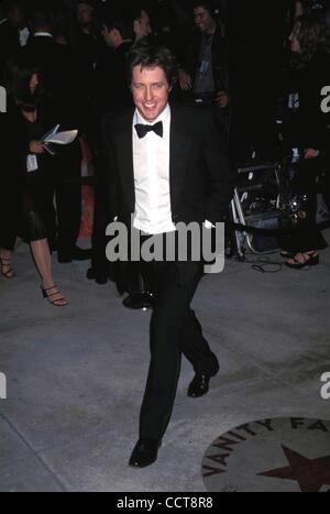 Ottobre 26, 2004 - Hollywood, California, Stati Uniti - K24506EG.Vanity Fair OSCAR PARTY.presso Morton's Restaurant, Hollywood, CA. 03/24/2002.Hugh Grant. / 2002(Credit Immagine: Â© Ed Geller/Globe foto/ZUMAPRESS.com) Foto Stock