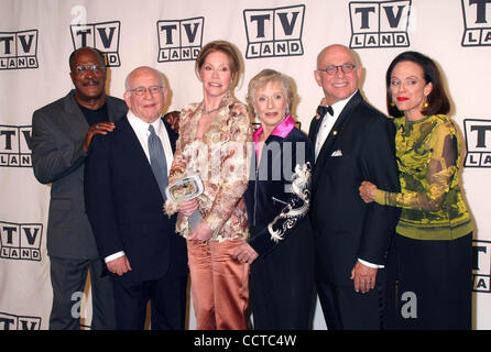 Mar 7, 2004 - Hollywood, California, Stati Uniti - K35928EG.TV LAND AWARDS: una celebrazione di CLASSIC TV PRESSROOM all'Hollywood Palladium in Hollywood, CA..03/07/2004. /EGI/ 2004 .John Amos, ED ASNER, Mary Tyler Moore, clori LEACHMAN, GAVIN MACLEOD E VALERIE HARPER(Immagine di credito: Â© Ed Geller/Glo Foto Stock