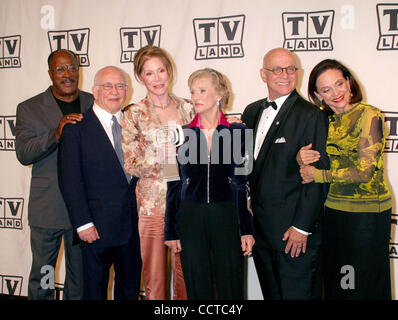 Mar 7, 2004 - Hollywood, California, Stati Uniti - K35928EG.TV LAND AWARDS: una celebrazione di CLASSIC TV PRESSROOM all'Hollywood Palladium in Hollywood, CA..03/07/2004. /EGI/ 2004 .John Amos, ED ASNER, Mary Tyler Moore, clori LEACHMAN, GAVIN MACLEOD E VALERIE HARPER(Immagine di credito: Â© Ed Geller/Glo Foto Stock