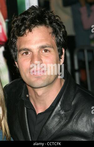 Apr. 14, 2004 - Hollywood, California, Stati Uniti - K36572EG.13 andando su 30 PREMIERE AL MANN VILLAGE Theatre, Westwood, CALIFORNIA.04/14/2004 . /E.G.I./ 2004.MARK RUFFALO.(Immagine di credito: Â© Ed Geller/Globe foto/ZUMAPRESS.com) Foto Stock