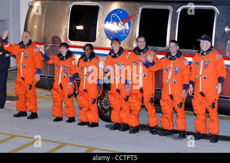 05 Aprile 2010:Space Shuttle Discovery astronauti onda al membro della media, da destra, sono il comandante Alan Poindexter, pilota Jim Dutton, Rick Mastracchio, Dottie Metcalf-Lindenburger, Stephanie Wilson, Naoko Yamazaki e Clay Anderson. Credito:Donald Montague / Southcreek Global Foto Stock