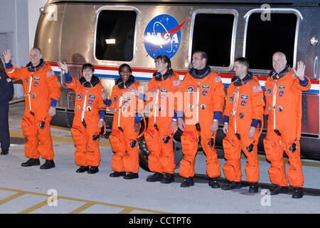 05 Aprile 2010:Space Shuttle Discovery astronauti onda al membro della media, da destra, sono il comandante Alan Poindexter, pilota Jim Dutton, Rick Mastracchio, Dottie Metcalf-Lindenburger, Stephanie Wilson, Naoko Yamazaki e Clay Anderson. Credito:Donald Montague / Southcreek Global Foto Stock