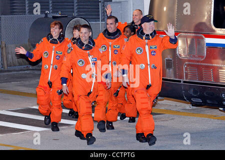 05 Aprile 2010:Space Shuttle Discovery astronauti onda al membro di supporto, come il lasciare le operazioni e acquista la costruzione presso il Kennedy Space Center. Credito:Donald Montague / Southcreek Global Foto Stock