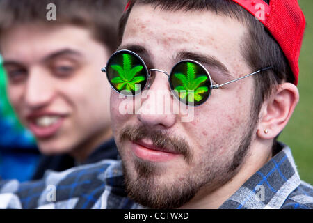 20 Aprile 2010: un giovane uomo che indossa alcuni cannabis occhiali da sole durante il rally 420 sulla Collina del Parlamento a Ottawa, Ontario, Canada. 420, 4:20 o 4/20 (pronunciato a quattro venti) si riferisce al consumo di cannabis e, per estensione, un modo per identificare se stessi con la cannabis farmaco sottocultura. Iniziato da un gruppo Foto Stock