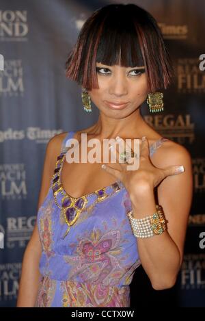 Apr 22, 2010 - Newport Beach, California, Stati Uniti d'America - BAI LING arriva alla premiere di 'cinque stelle giorno' durante la serata di apertura del Newport Beach Film Festival 2010. (Credito Immagine: © Mark Samala/ZUMA Press) Foto Stock