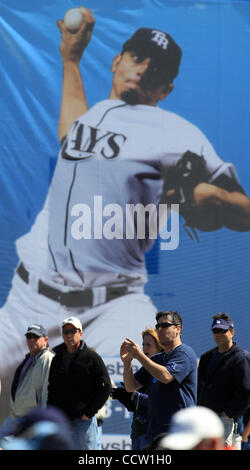 JAMES BORCHUCK | volte OT 318879 BORC raggi 1 (3/04/10) ventole di raggi di fare il tifo per il team durante le presentazioni prima della molla di raggi di formazione gioco contro i Baltimore Orioles a Charlotte Sports Park in Port Charlotte, FL giovedì 4 marzo 2010. [JAMES BORCHUCK, volte] Foto Stock