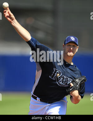 JAMES BORCHUCK | volte OT 318879 BORC raggi 5 (3/04/10) Jeff Niemann offre nella seconda durante la primavera raggi formazione gioco contro i Baltimore Orioles a Charlotte Sports Park in Port Charlotte, FL giovedì 4 marzo 2010. [JAMES BORCHUCK, volte] Foto Stock