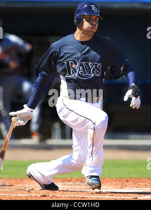 JAMES BORCHUCK | volte OT 318879 BORC raggi 7 (3/04/10) Carlos Pena colpisce un singolo nell'seocnd durante i raggi spring training partita contro i Baltimore Orioles a Charlotte Sports Park in Port Charlotte, FL giovedì 4 marzo 2010. [JAMES BORCHUCK, volte] Foto Stock