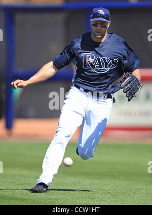 JAMES BORCHUCK | volte OT 318879 BORC raggi 17 (3/04/10) Gabe Kapler non riesce ad arrivare in un Ty Wiggington colpita nella quarta durante i raggi spring training partita contro i Baltimore Orioles a Charlotte Sports Park in Port Charlotte, FL giovedì 4 marzo 2010. [JAMES BORCHUCK, volte] Foto Stock