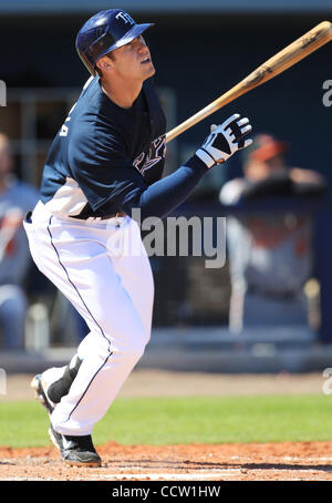 JAMES BORCHUCK | volte OT 318879 BORC raggi 18 (3/04/10) Evan Longoria colpisce un doppio nel quarto durante i raggi spring training partita contro i Baltimore Orioles a Charlotte Sports Park in Port Charlotte, FL giovedì 4 marzo 2010. [JAMES BORCHUCK, volte] Foto Stock