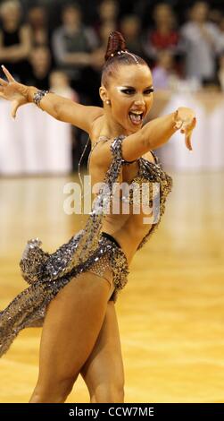 03 maggio 2010 - a Murmansk, Russia - La regione di Murmansk campionato di danza della Russia è il campionato del nord-ovest del distretto federale tra gli adulti e ragazzi, e anche la Coppa del governatore della regione di Murmansk ha avuto luogo. Campioni della Russia sotto il programma Latino-American di acciaio Beloborodov Iliya Foto Stock