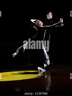 Maggio. 03, 2010 - a Murmansk, Russia - concorrenti di eseguire durante la danza di Murmansk campionato di Russia. La manifestazione è organizzata sotto il programma Latino-American di acciaio Beloborodov Iliya e Kashenko Anastasia da Irkutsk. (Credito Immagine: © Andrey Pronin/ZUMA Press) Foto Stock