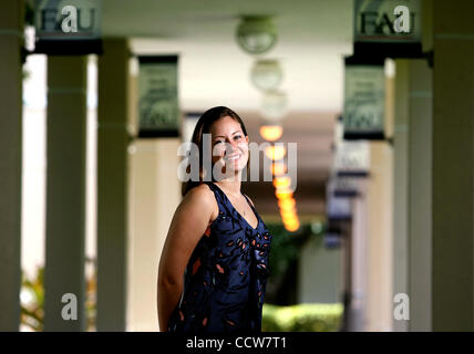 050410 (Gary Coronado/Palm Beach post)--Boca Raton--Dominique Ranieri (cq entrambi), 18, di Loxahatchee, riceverà il suo Bachelor del grado di arti in giustizia penale dalla Florida Atlantic University. Poche settimane più tardi, lei sarà promosso da FAU High School. Questa è la prima volta che un FAU alta stude Foto Stock