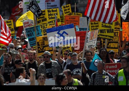 Mar 20, 2010 - Washington, Distretto di Columbia, Stati Uniti d'America - Migliaia di anti-guerra di manifestanti prendere la strada per protestare contro il settimo anniversario della invasione USA dell'Iraq e per protestare contro le guerre in Afghanistan e in Iraq. Simili proteste, tutti organizzati da agire ora per fermare la guerra e alla fine il razzismo" (A.N Foto Stock