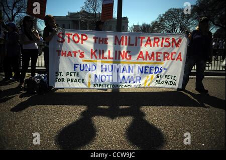 Mar 20, 2010 - Washington, Distretto di Columbia, Stati Uniti d'America - Migliaia di anti-guerra di manifestanti prendere la strada per protestare contro il settimo anniversario della invasione USA dell'Iraq e per protestare contro le guerre in Afghanistan e in Iraq. Simili proteste, tutti organizzati da agire ora per fermare la guerra e alla fine il razzismo" (A.N Foto Stock