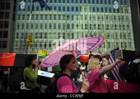 Mar 20, 2010 - Washington, Distretto di Columbia, Stati Uniti d'America - Migliaia di anti-guerra di manifestanti prendere la strada per protestare contro il settimo anniversario della invasione USA dell'Iraq e per protestare contro le guerre in Afghanistan e in Iraq. Simili proteste, tutti organizzati da agire ora per fermare la guerra e alla fine il razzismo" (A.N Foto Stock