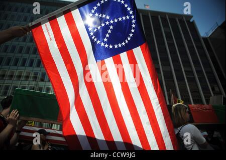 Mar 20, 2010 - Washington, Distretto di Columbia, Stati Uniti d'America - Migliaia di anti-guerra di manifestanti prendere la strada per protestare contro il settimo anniversario della invasione USA dell'Iraq e per protestare contro le guerre in Afghanistan e in Iraq. Simili proteste, tutti organizzati da agire ora per fermare la guerra e alla fine il razzismo" (A.N Foto Stock