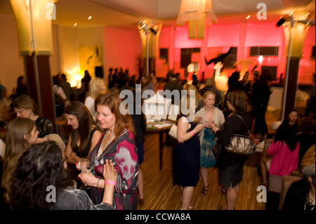 Apr 06, 2010 - Los Angeles, California, Stati Uniti d'America - Generale atmosfera al Buzz ragazze stile senza tempo Sfilata di moda in favore di 'cuore gioioso Fondazione' presso il contrassegno per degli eventi. (Credito Immagine: © Lisa Rose/ZUMA Press) Foto Stock