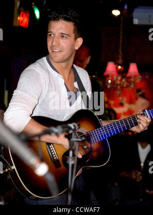 Apr. 12, 2010 - Los Angeles, California, Stati Uniti - MARK BALLAS prende il palco per una speciale live performance di canto per il rilascio del suo primo progetto solista 'attesa per la pazienza' alla menta. (Credito Immagine: © Lisa Rose/ZUMApress.com) Foto Stock