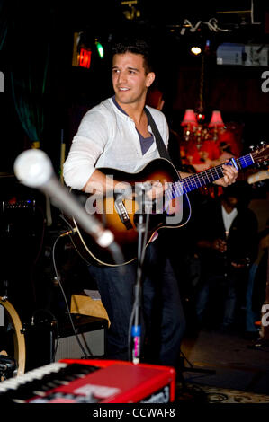 Apr. 12, 2010 - Los Angeles, California, Stati Uniti - MARK BALLAS prende il palco per una speciale live performance di canto per il rilascio del suo primo progetto solista 'attesa per la pazienza' alla menta. (Credito Immagine: © Lisa Rose/ZUMApress.com) Foto Stock